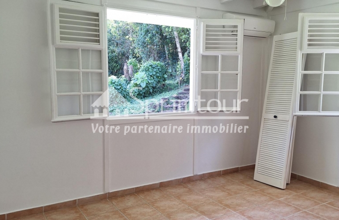 Maison-Bouillante-Location-Parc arboré de 9000m2