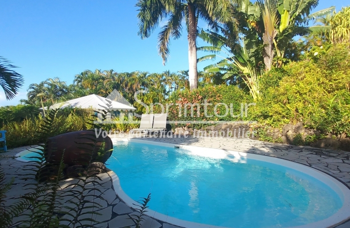 DESHAIES - BUNGALOW T2 no3 - 55 m2 + jardin 256 m2 - Piscine - Vue mer -Belle plage de sable à 150 m -