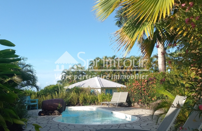 DESHAIES - BUNGALOW T2 no3 - 55 m2 + jardin 256 m2 - Piscine - Vue mer -Belle plage de sable à 150 m -