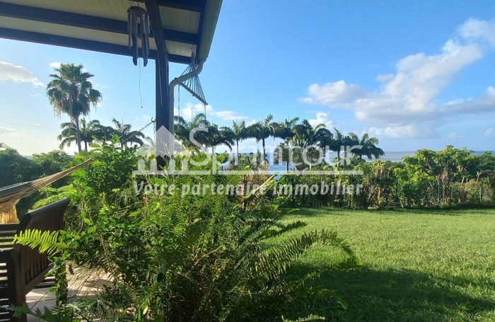 DESHAIES - BUNGALOW T2 no3 - 55 m2 + jardin 256 m2 - Piscine - Vue mer -Belle plage de sable à 150 m -