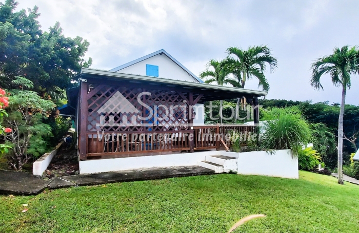 Exceptionnel une maison 55 m2 à la vente à DESHAIES- Vue mer - Belle plage de sable fin à 150 m.