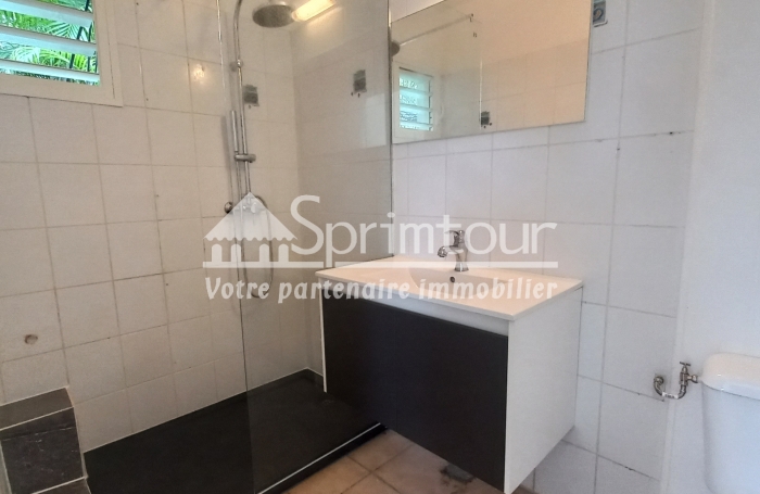 Exceptionnel une maison 55 m2 à la vente à DESHAIES- Vue mer - Belle plage de sable fin à 150 m.