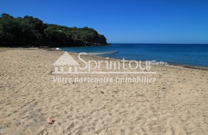 Exceptionnel une maison 55 m2 à la vente à DESHAIES- Vue mer - Belle plage de sable fin à 150 m.