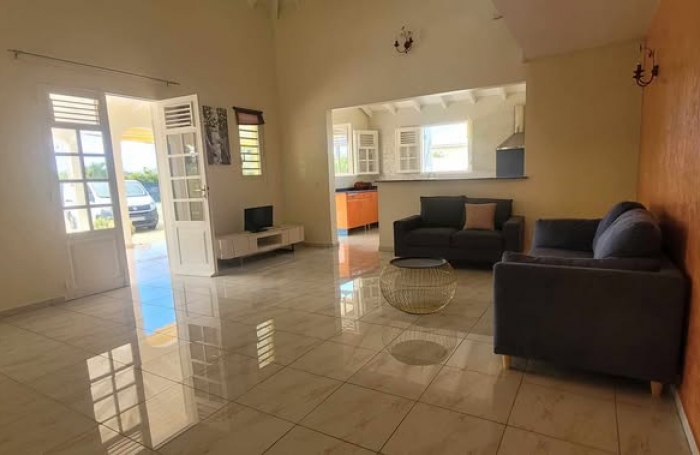 À louer 1500 € par mois à Saint-François : maison avec terrasse