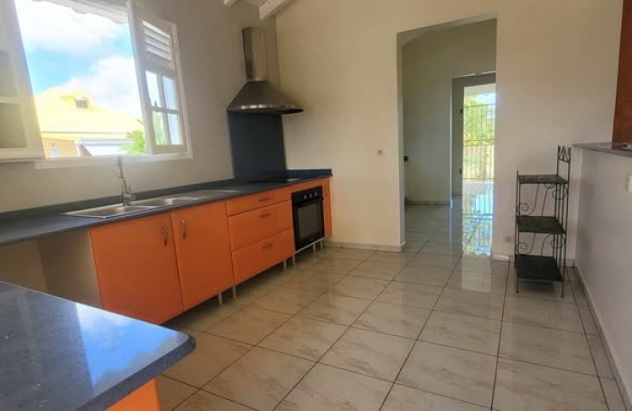 À louer 1500 € par mois à Saint-François : maison avec terrasse