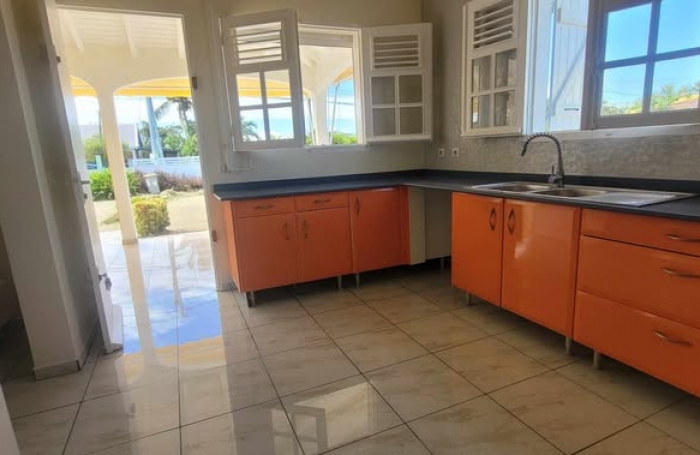 À louer 1500 € par mois à Saint-François : maison avec terrasse
