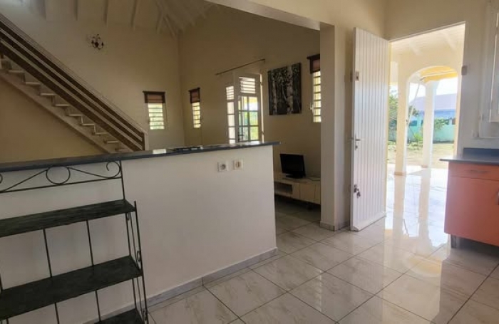 À louer 1500 € par mois à Saint-François : maison avec terrasse