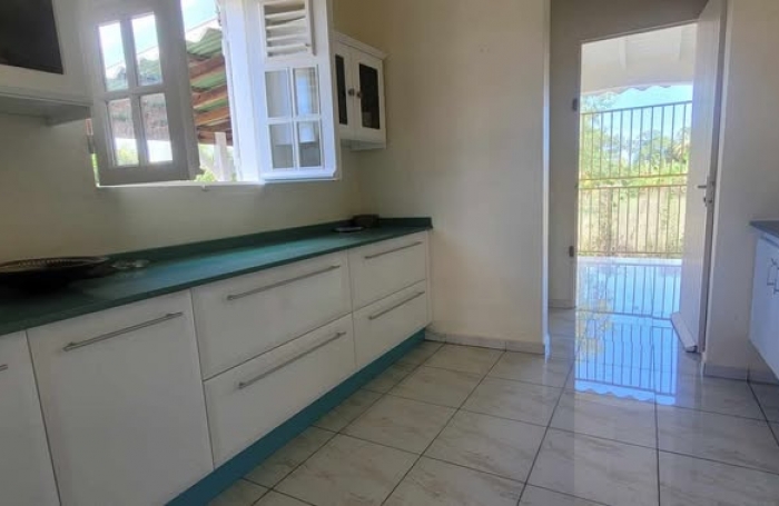 À louer 1500 € par mois à Saint-François : maison avec terrasse