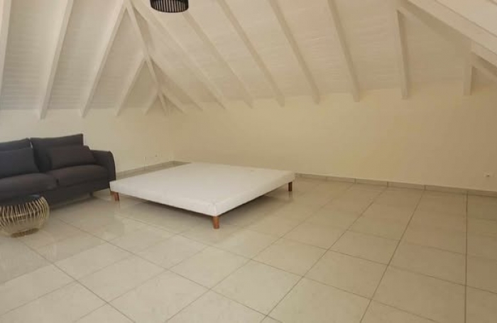 À louer 1500 € par mois à Saint-François : maison avec terrasse