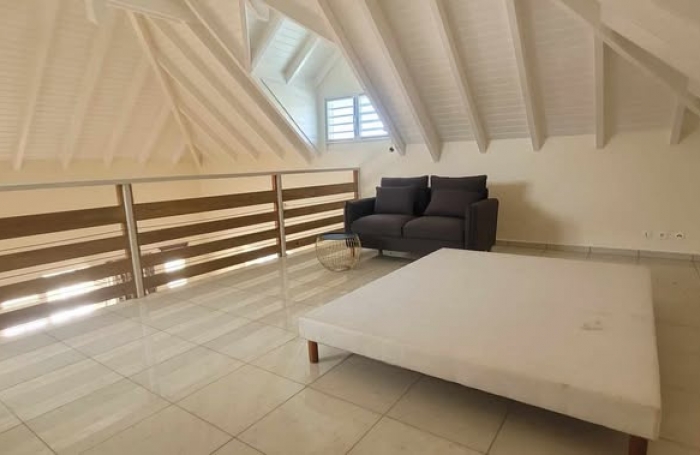 À louer 1500 € par mois à Saint-François : maison avec terrasse