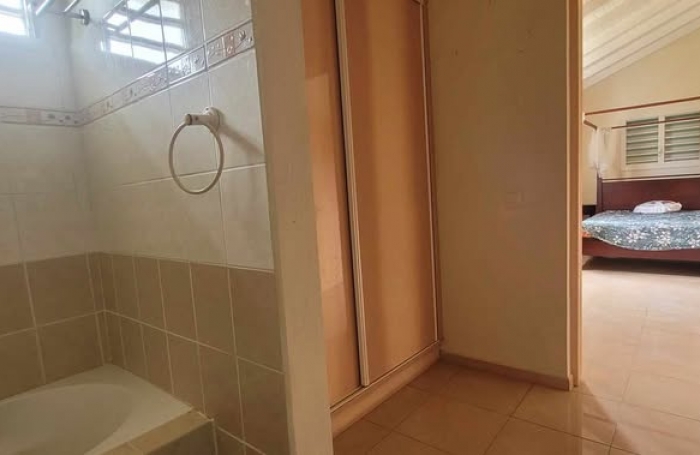 À louer 1500 € par mois à Saint-François : maison avec terrasse