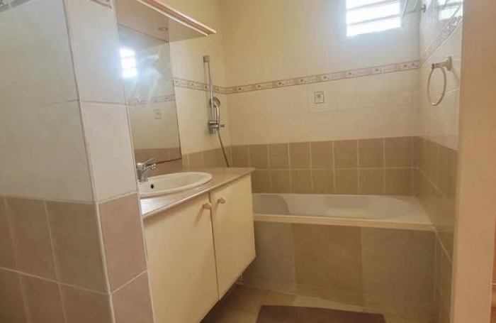 À louer 1500 € par mois à Saint-François : maison avec terrasse