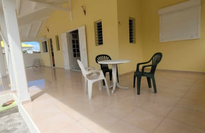 À louer 1500 € par mois à Saint-François : maison avec terrasse