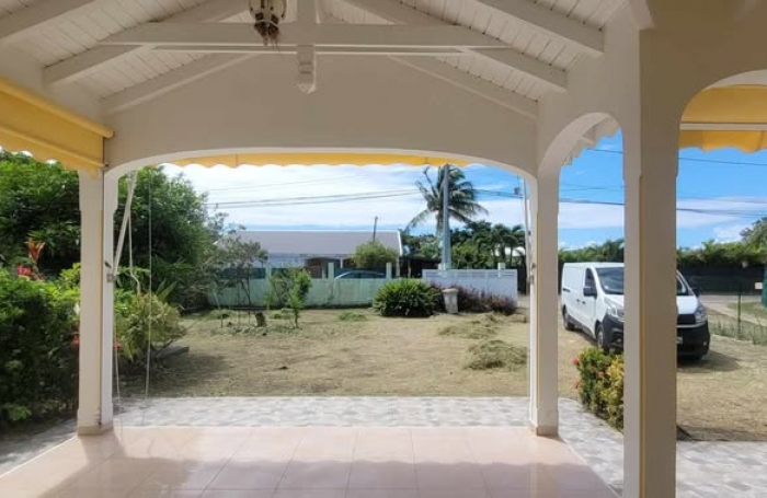 À louer 1500 € par mois à Saint-François : maison avec terrasse