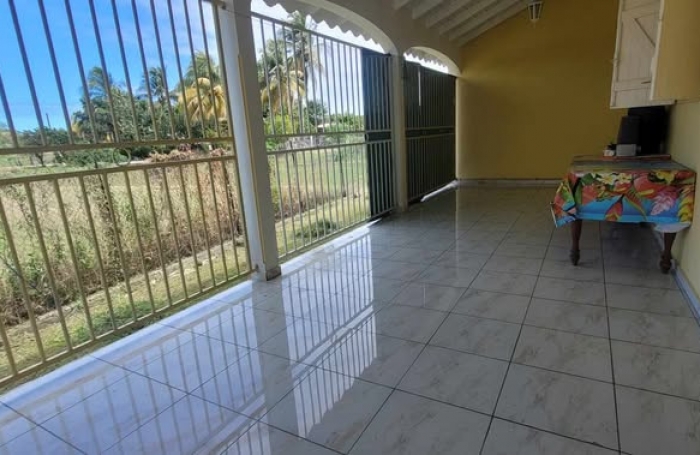 À louer 1500 € par mois à Saint-François : maison avec terrasse