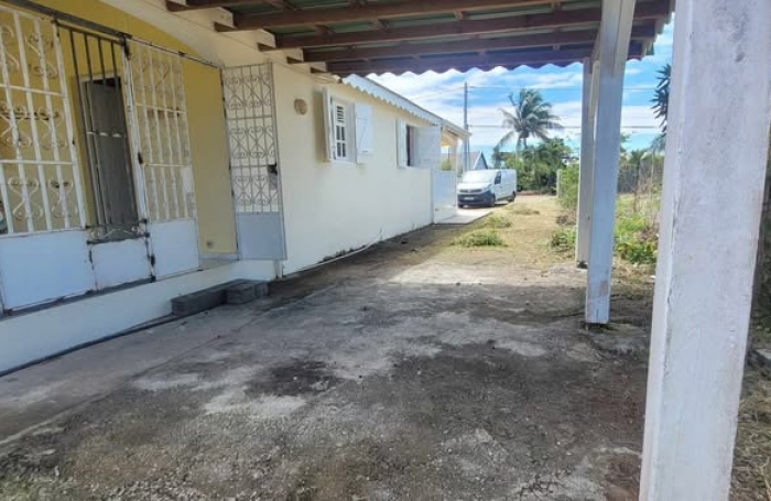 À louer 1500 € par mois à Saint-François : maison avec terrasse
