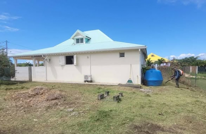 À louer 1500 € par mois à Saint-François : maison avec terrasse