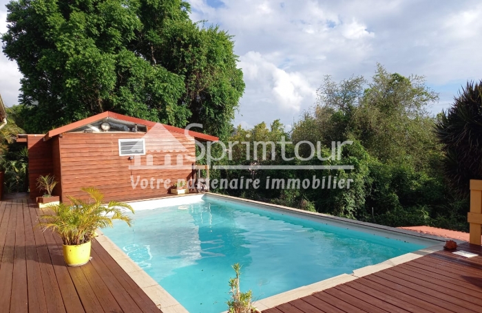 Saint-Claude, Villa T5 Piscine, Studio et Bungalow