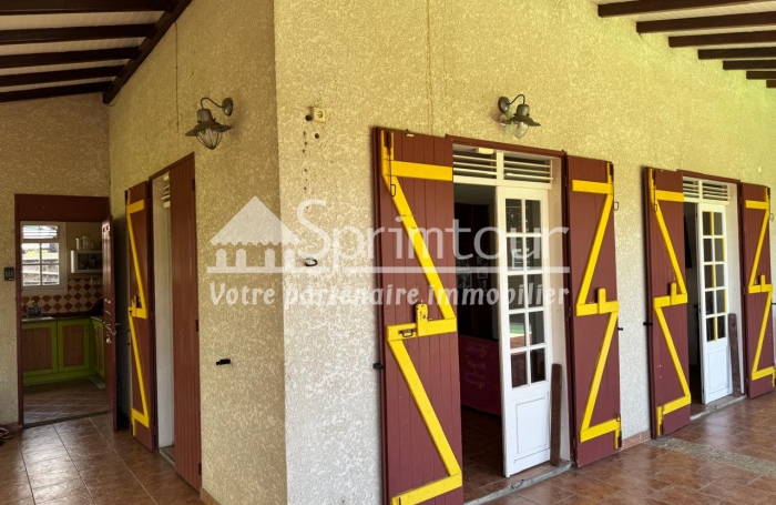 Saint-Claude, Villa T5 Piscine, Studio et Bungalow