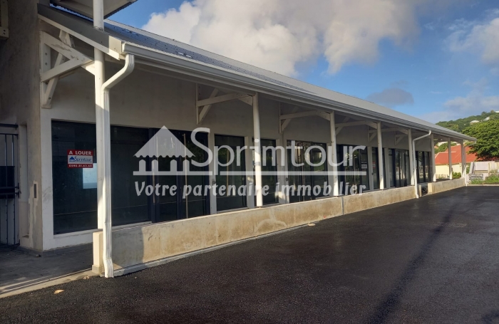 À louer : Local commercial neuf avec vitrine, vue mer et accès PMR, disponible fin décembre 2023