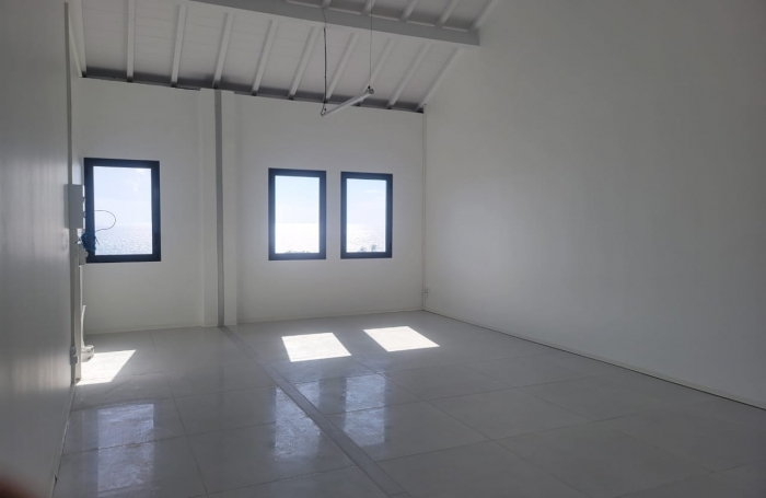 À louer : Local commercial neuf avec vitrine, vue mer et accès PMR, disponible fin décembre 2023