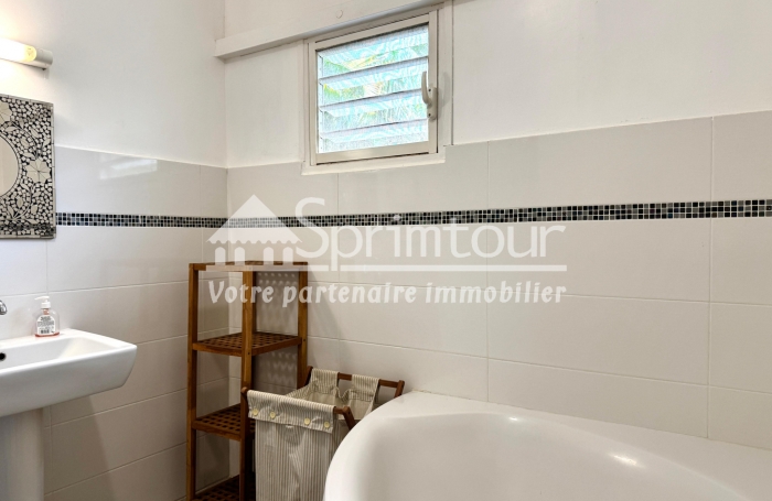 TROIS-RIVIERES, Villa T5 avec Jardin Arboré et Bassin Naturel, dans un Havre de Paix