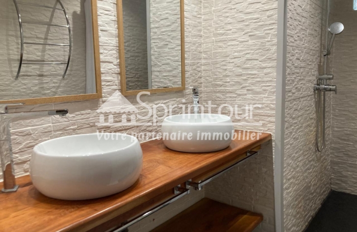 À LOUER À BAILLIF   APPARTEMENT T 3 MEUBLE ET CLIMATISE  DE 93 M2 - QUARTIER CALME