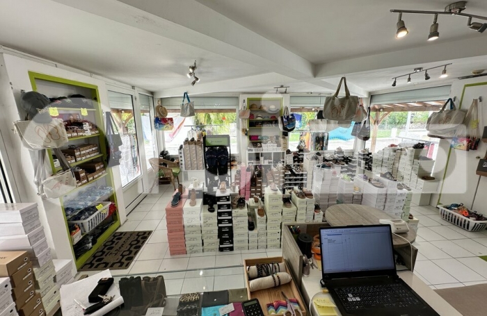 Exclusivité Orpi
Cession de droit au bail sur ce local commercial d'angle d'une superficie d'environ 48 m²