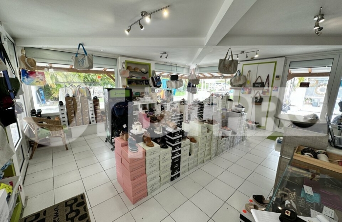 Exclusivité Orpi
Cession de droit au bail sur ce local commercial d'angle d'une superficie d'environ 48 m²