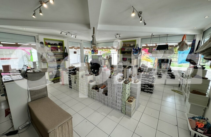 Exclusivité Orpi
Cession de droit au bail sur ce local commercial d'angle d'une superficie d'environ 48 m²