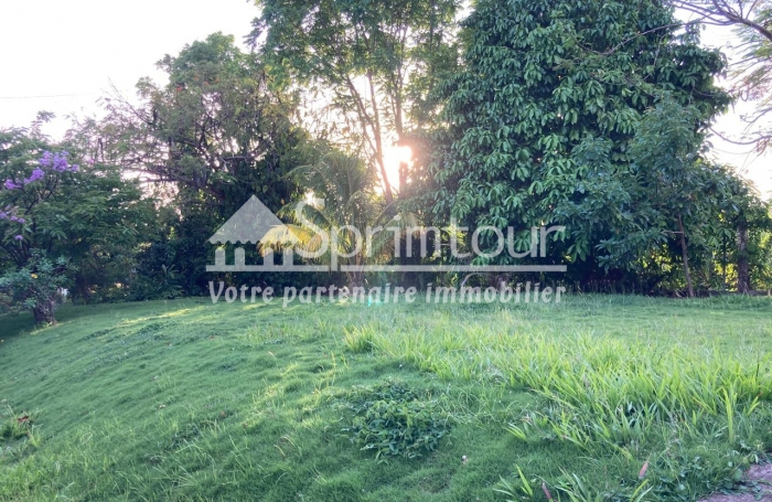 SAINT-CLAUDE -À louer   Local professionnel lumineux de 60 m2 en rez-de-jardin