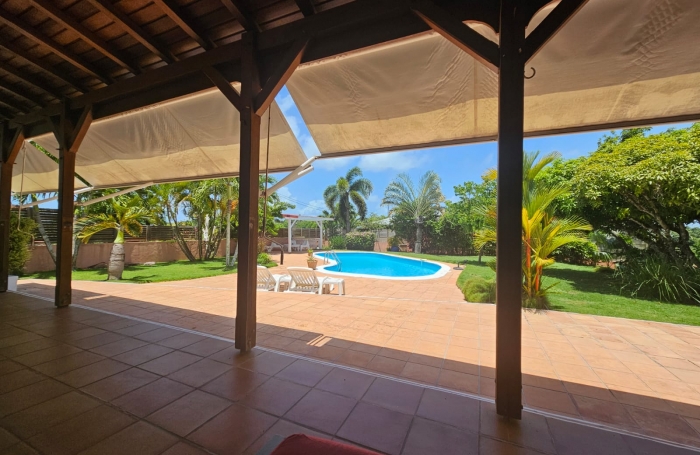 VILLA T5  AVEC PISCINE ET BUNGALOW TOUT CONFORT AVEC JACUZZI