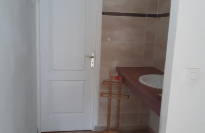 Jolie villa meublée F3/pisicine à 100m de la plage
