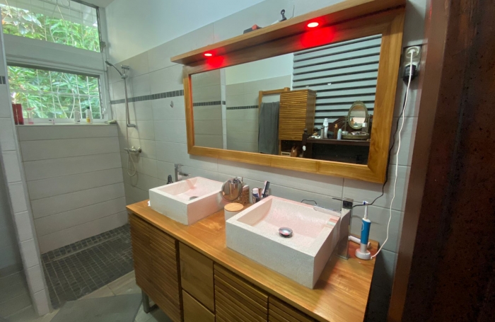 VILLA F5 MEUBLEE AVEC PISCINE ET VUE MER