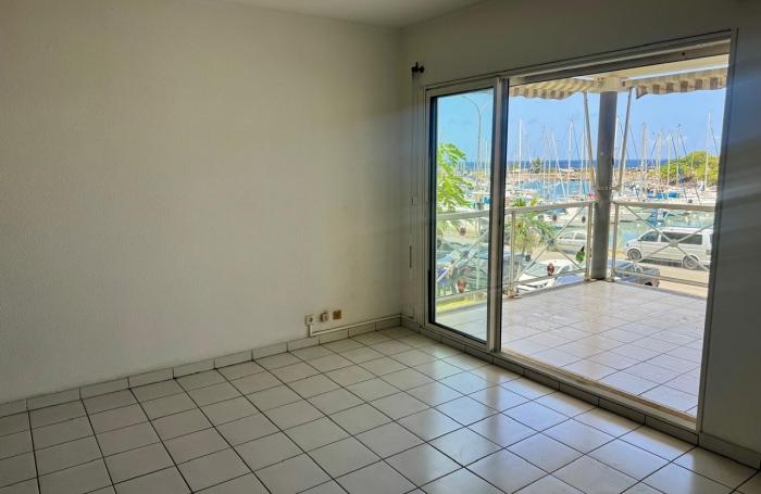Gourbeyre Marina de Rivière Sens, appartement T3 au 1er étage avec vue sur la Marina