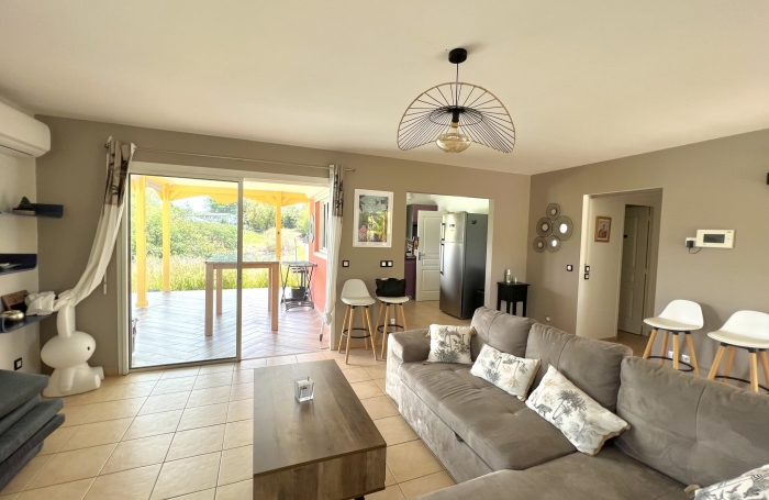 VILLA T4 MEUBLEE AVEC PISCINE PETIT BOURG