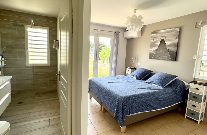 VILLA T4 MEUBLEE AVEC PISCINE PETIT BOURG