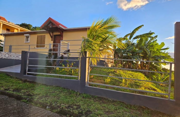 Villa individuelle T4 meublée vue mer imprenable sur Bouillante