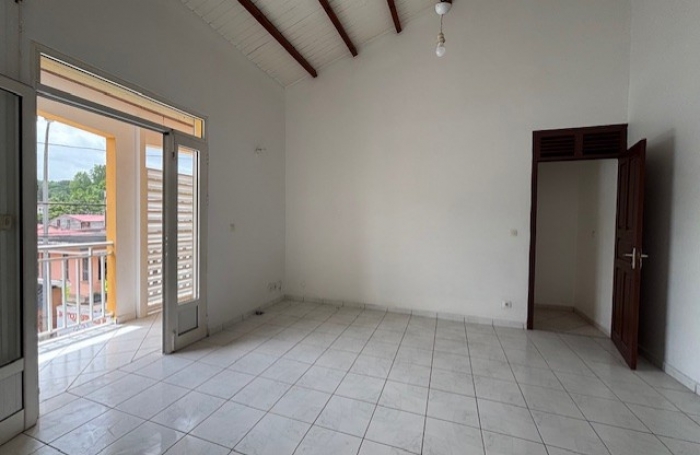Appartement deux chambres plus un bureau aux Abymes - LONGFORT IMMOBILIER