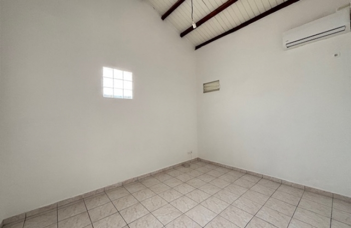 Appartement deux chambres plus un bureau aux Abymes - LONGFORT IMMOBILIER