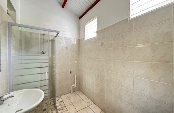 Appartement deux chambres plus un bureau aux Abymes - LONGFORT IMMOBILIER