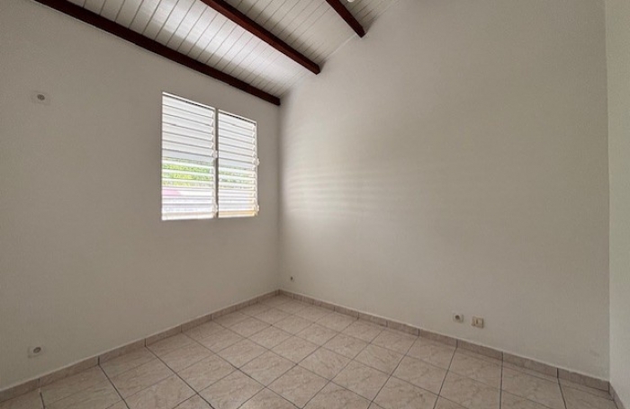 Appartement deux chambres plus un bureau aux Abymes - LONGFORT IMMOBILIER