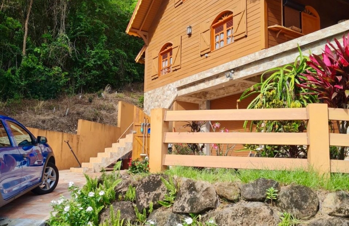 À vendre   Grande maison familiale à Vieux-Fort avec piscine et studios