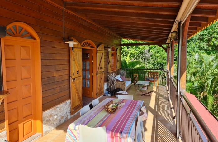 À vendre   Grande maison familiale à Vieux-Fort avec piscine et studios