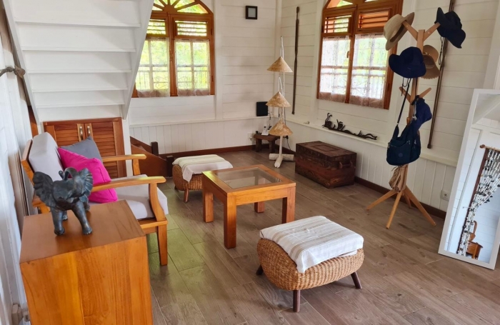 À vendre   Grande maison familiale à Vieux-Fort avec piscine et studios