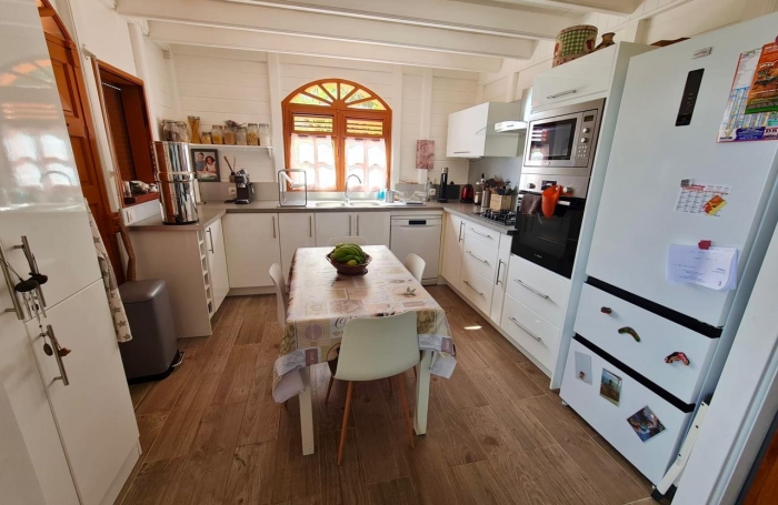 À vendre   Grande maison familiale à Vieux-Fort avec piscine et studios