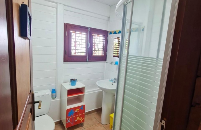 À vendre   Grande maison familiale à Vieux-Fort avec piscine et studios