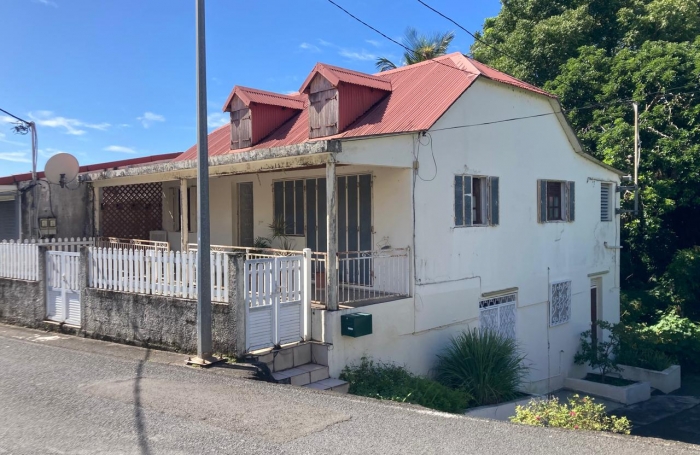 À vendre : Appartement T3 à Saint-Claude, proche du bourg - idéal pour résidence principale ou investissement.