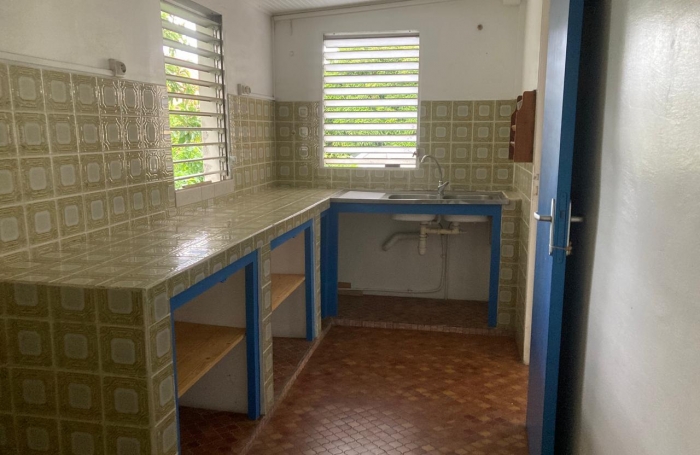 À vendre : Appartement T3 à Saint-Claude, proche du bourg - idéal pour résidence principale ou investissement.