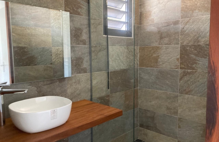 A louer Vieux-Fort - Duplex  T4 climatisé au 1ᵉr étage - terrasse vue imprenable sur les Saintes